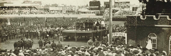 Show stays open during WWI (1914-1918)